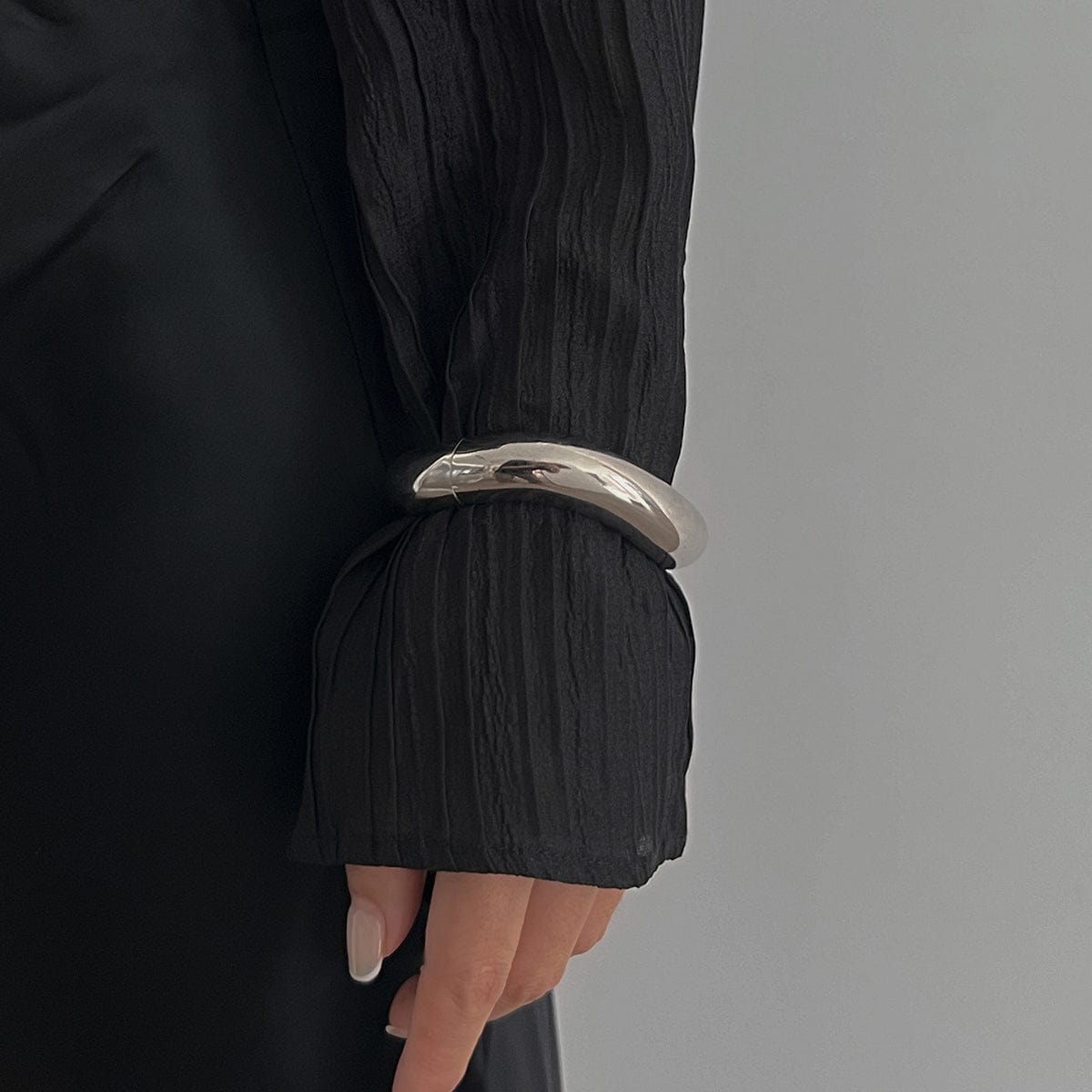 Elegant Gold Silver Tone Curved Bangle Bracelet - ArtGalleryZen
