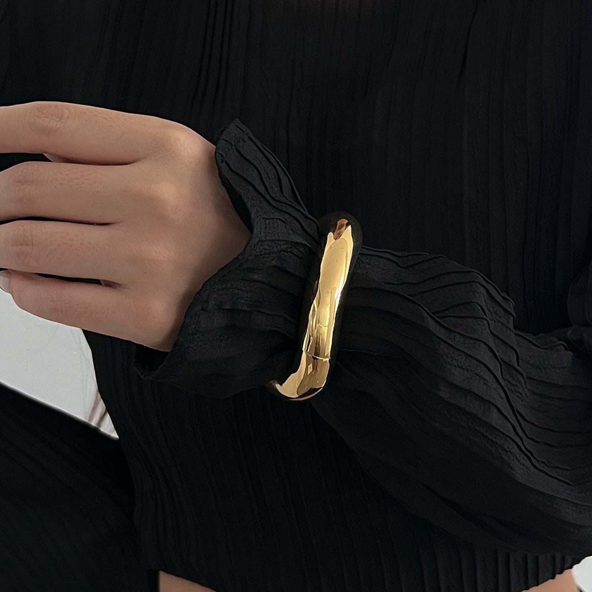 Elegant Gold Silver Tone Curved Bangle Bracelet - ArtGalleryZen