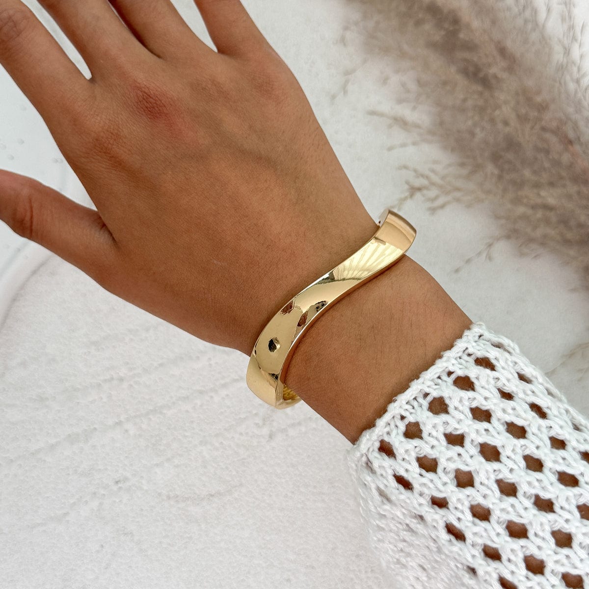Minimalist Glossy Curved Bangle Bracelet - ArtGalleryZen
