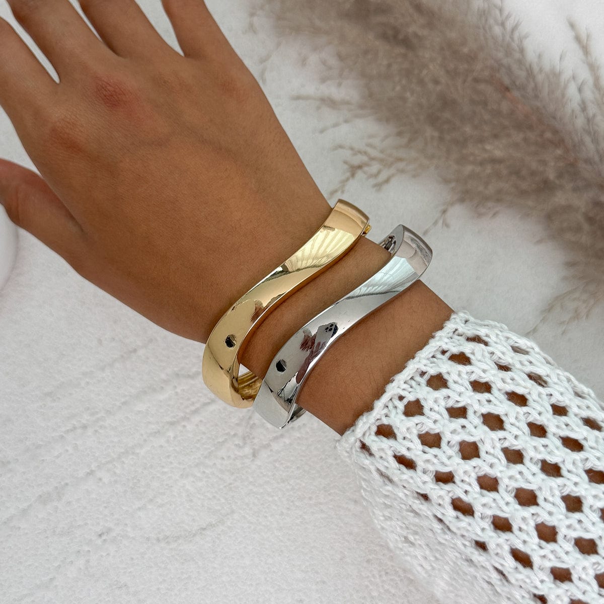 Minimalist Glossy Curved Bangle Bracelet - ArtGalleryZen