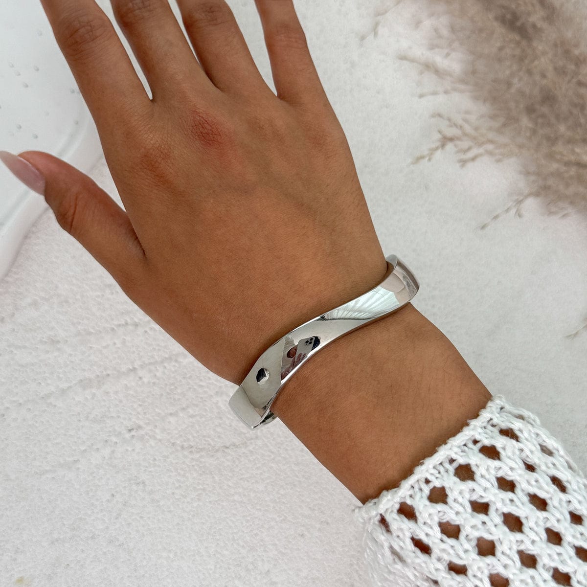 Minimalist Glossy Curved Bangle Bracelet - ArtGalleryZen